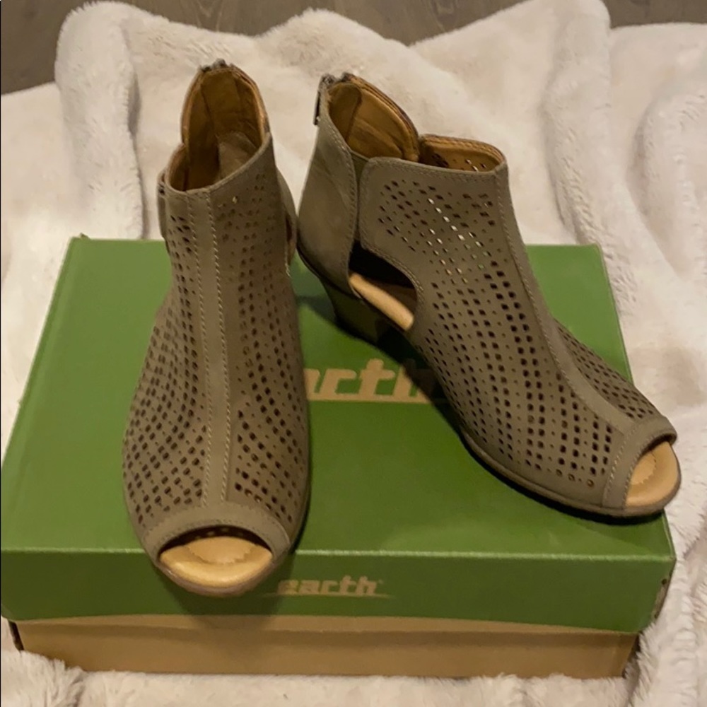 Earth Keri peep toe booties